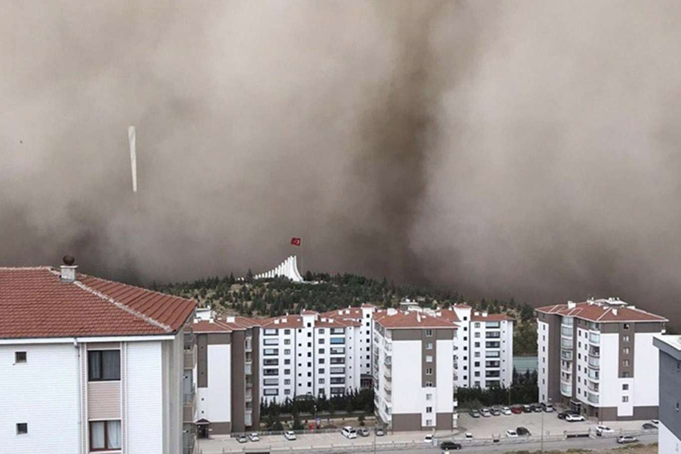 Ankara'da etkili olan kum fırtınası hayatı olumsuz etkiledi